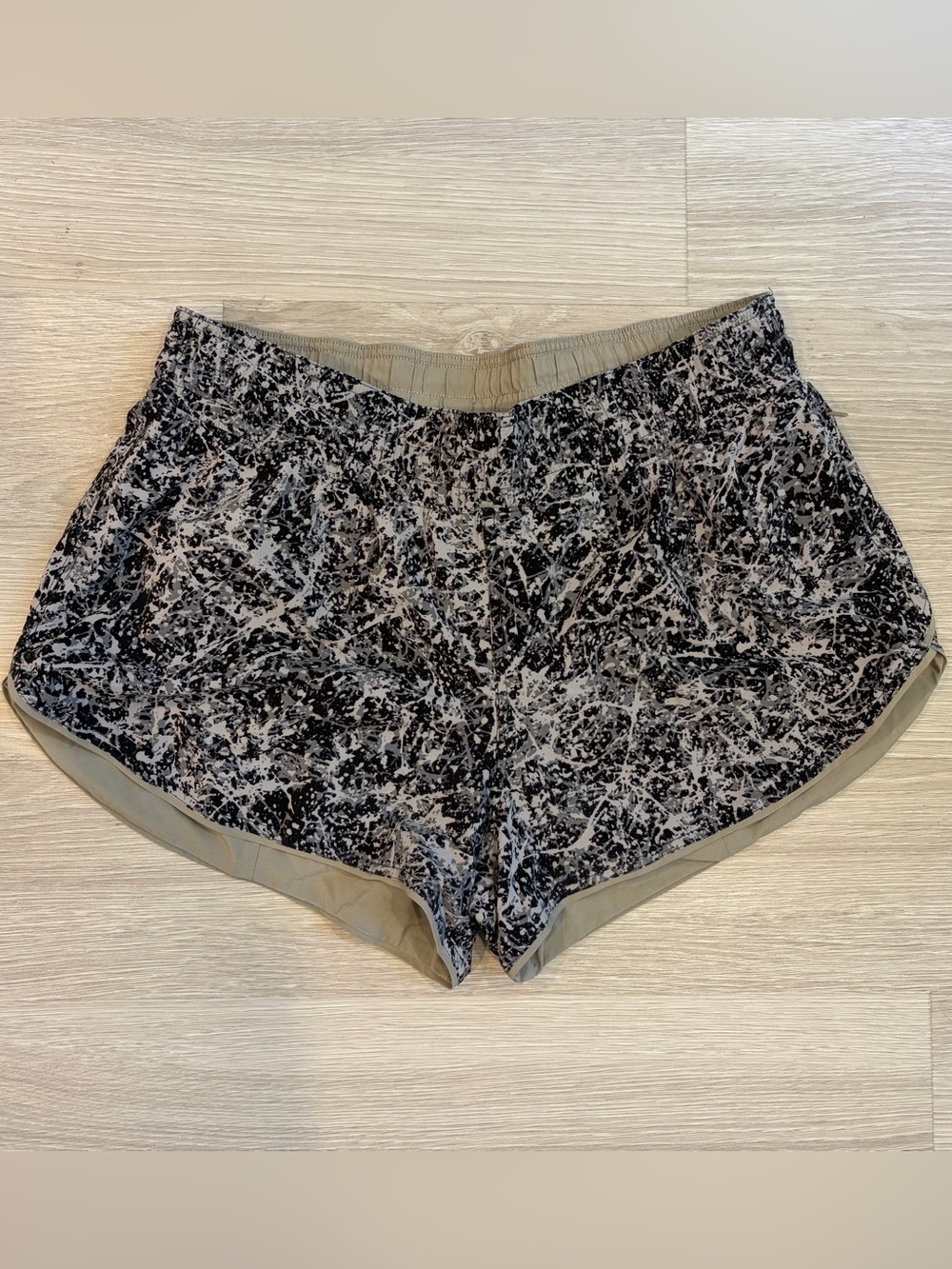 Lululemon Women’s Black and Grey Choose a Side Mid-Rise Short 3" - 12 - Picture 1 of 9